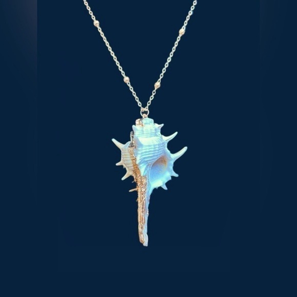 Boutique Beachy Conch Shell Pendant Necklace with Gold-Toned Cable Chain - Picture 6 of 13